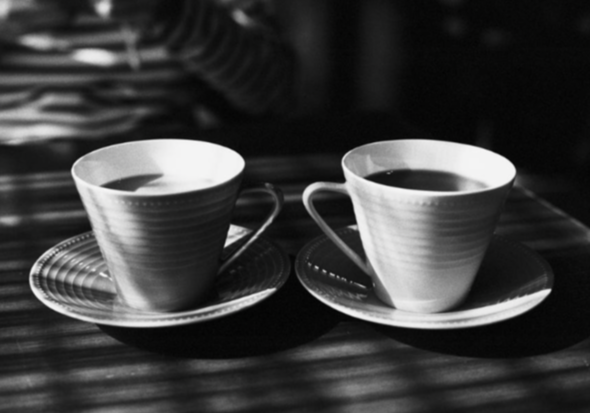 Две чашки кофе и две руки