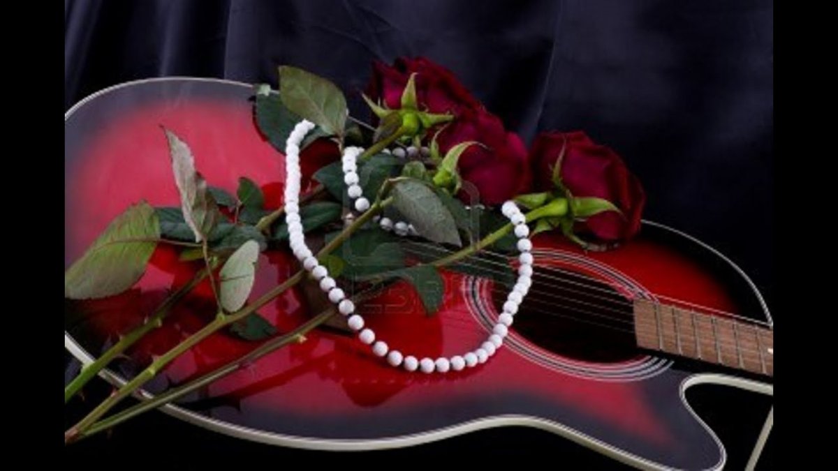 Роза на черной гитаре