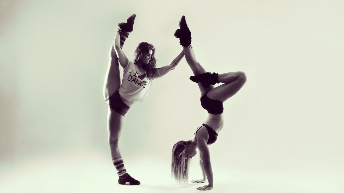 Две девочки танцуют