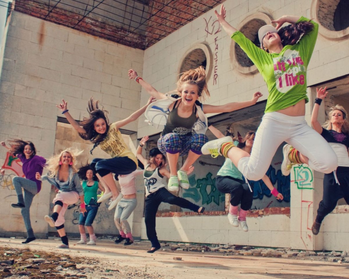 Подростки танцуют