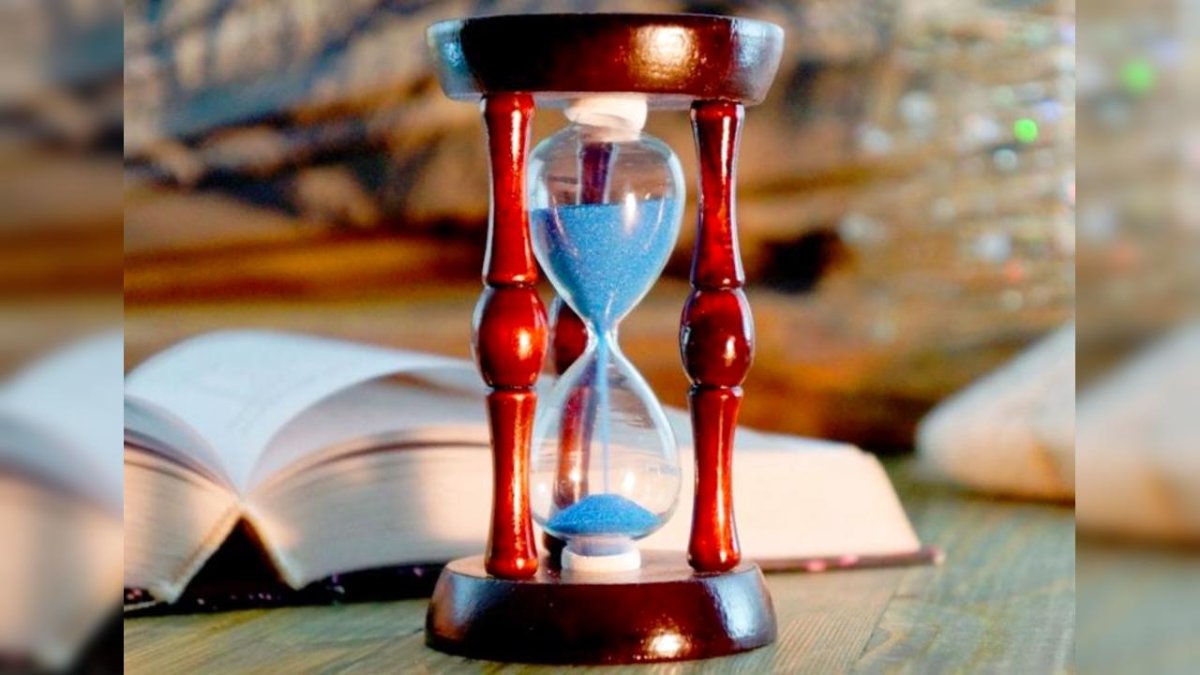 Песочные часы в песке