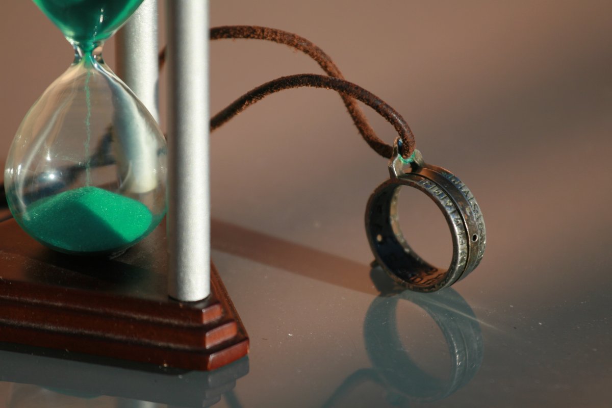 Песочные часы на берегу