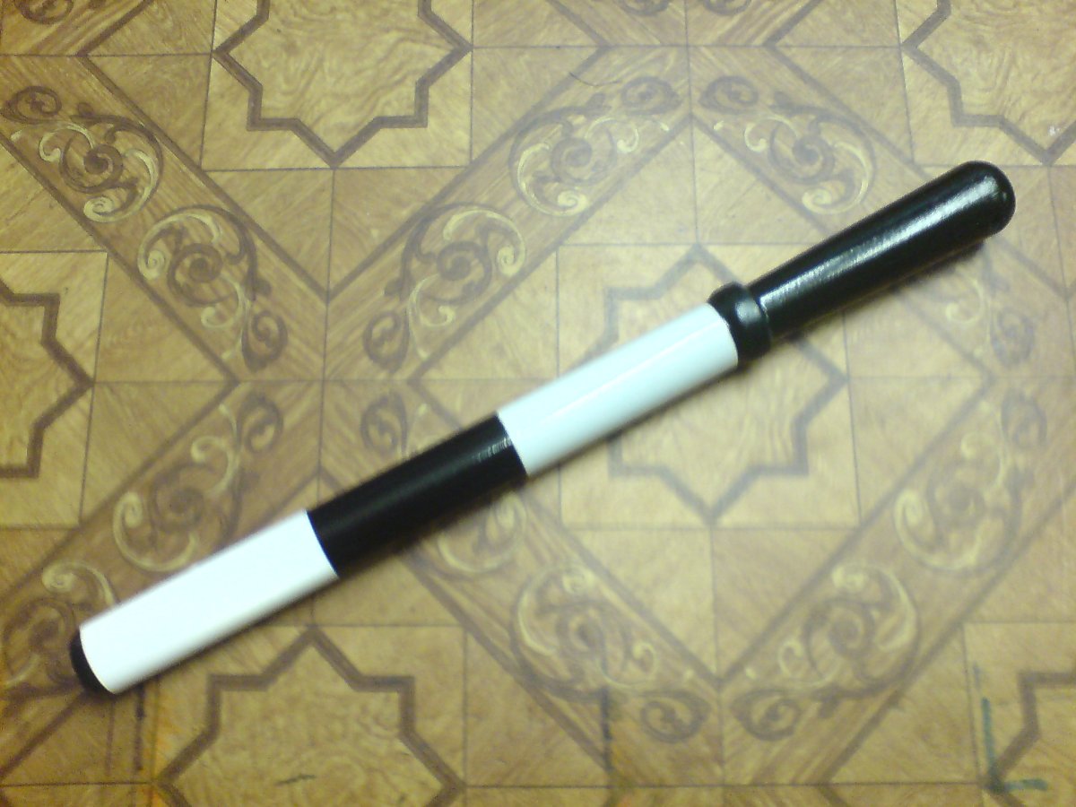 Полицейская дубинка черно белая