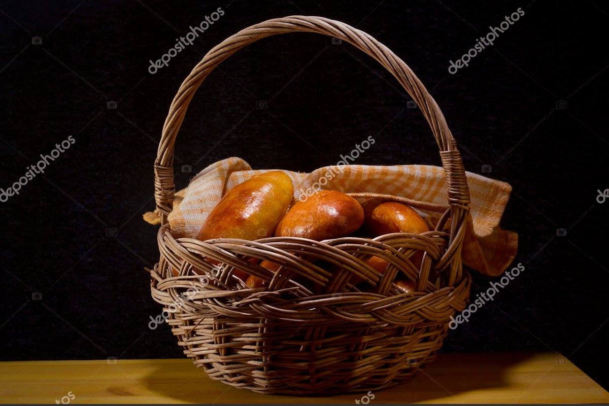 Хлебобулочные изделия в корзине вектор