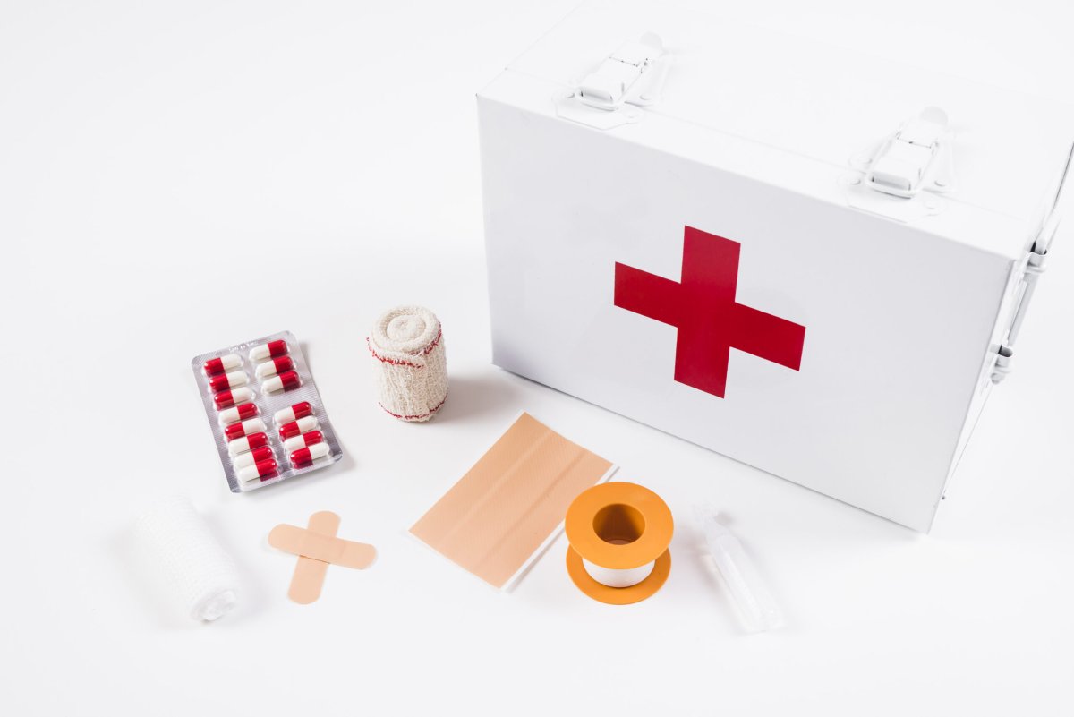 Аптечка на белом фоне