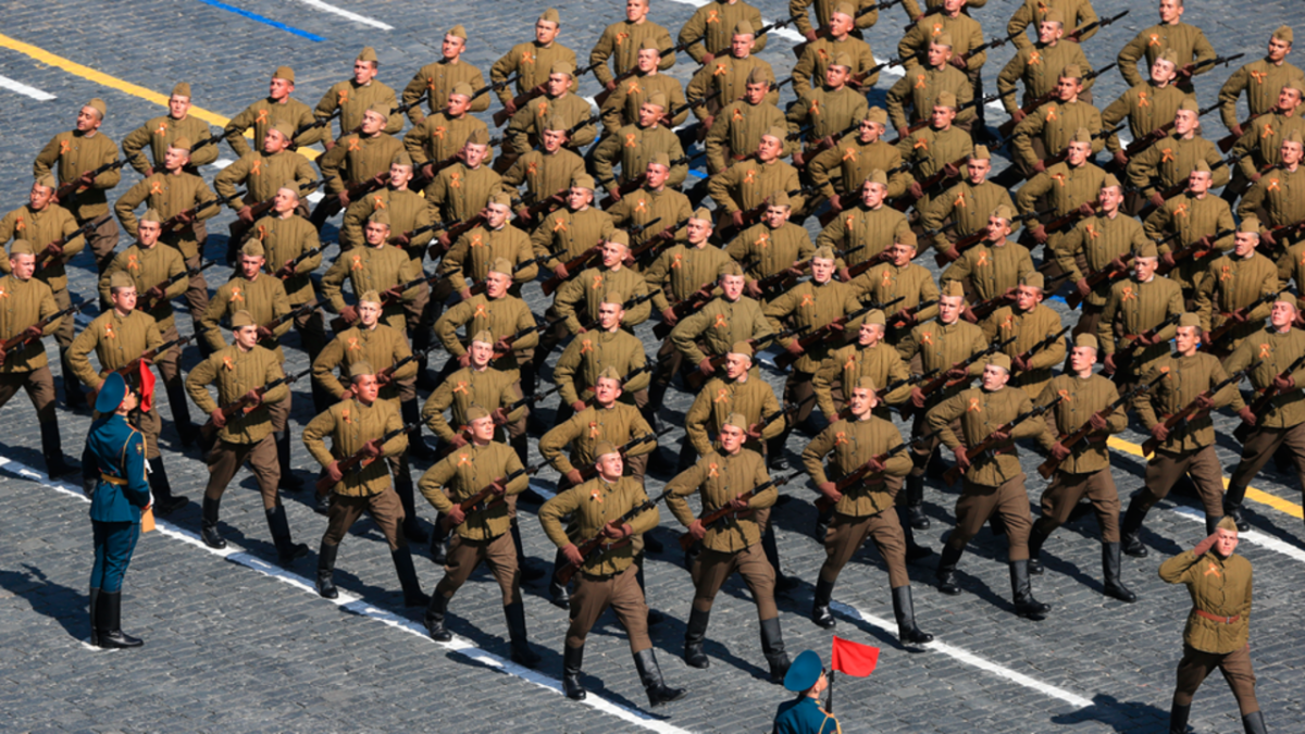 В форме ВОВ на параде