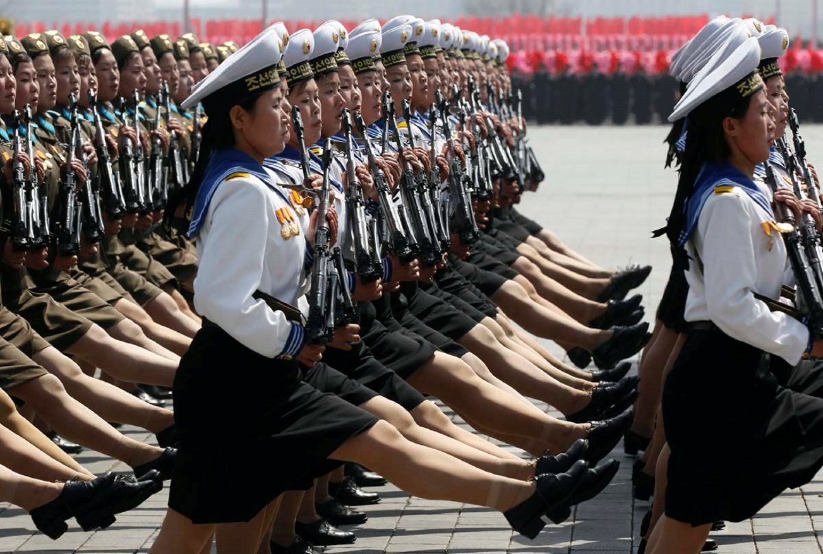 Парад Северной Кореи женщины маршируют