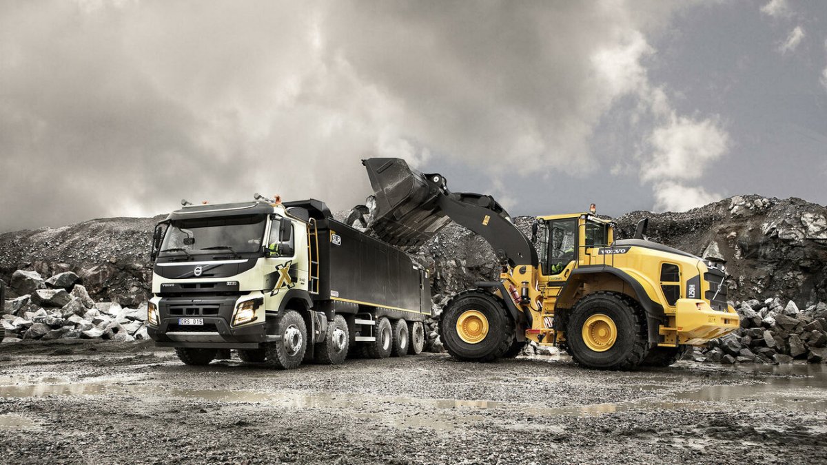 Volvo самосвал в карьере