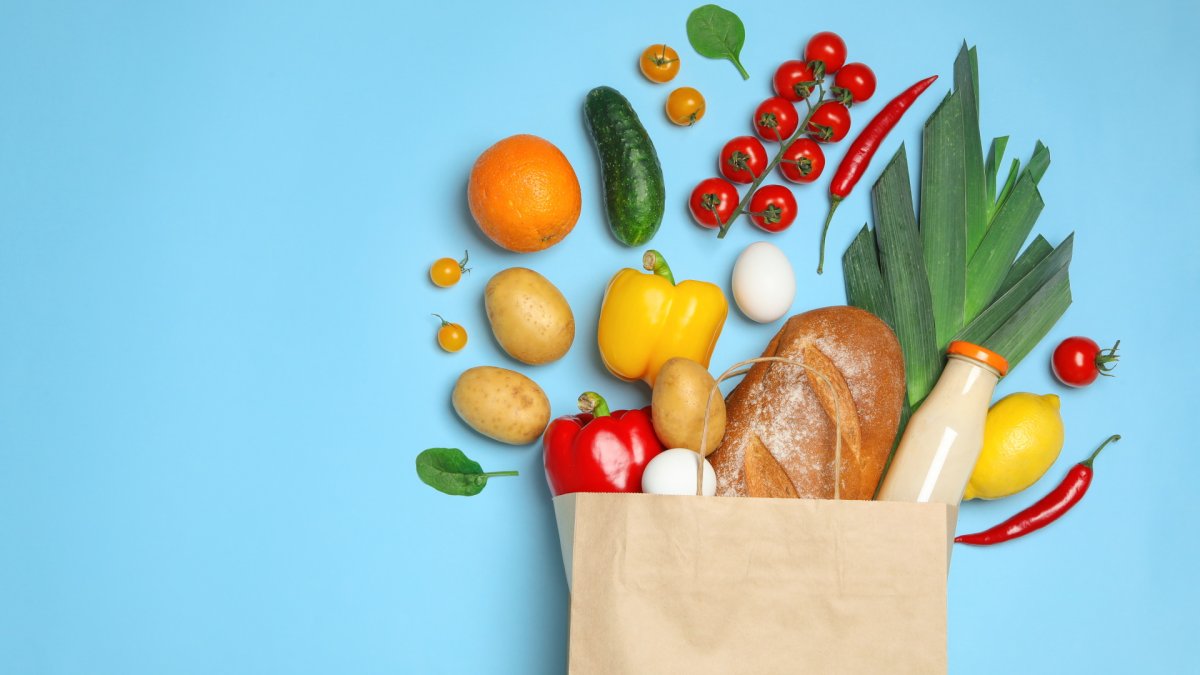 Еда на голубом фоне