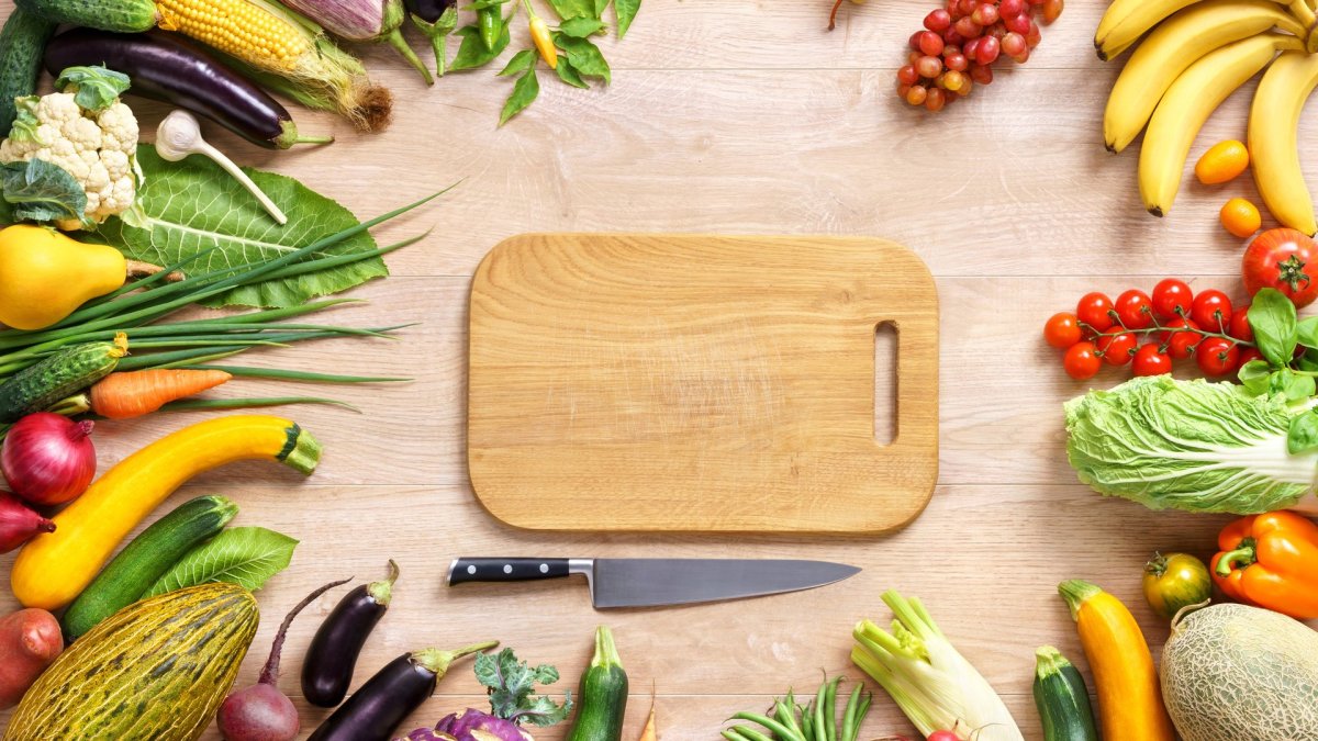 Разделочная доска с овощами