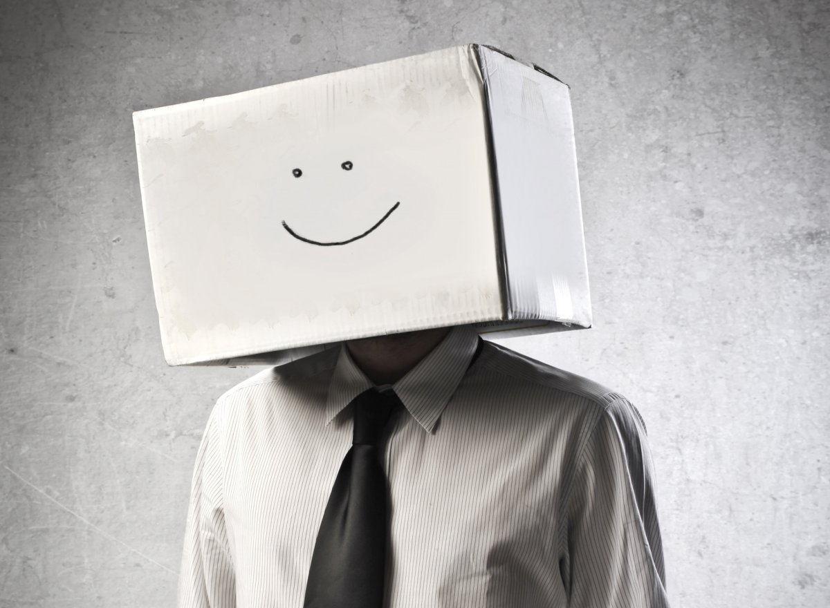 Человек с коробкой на голове