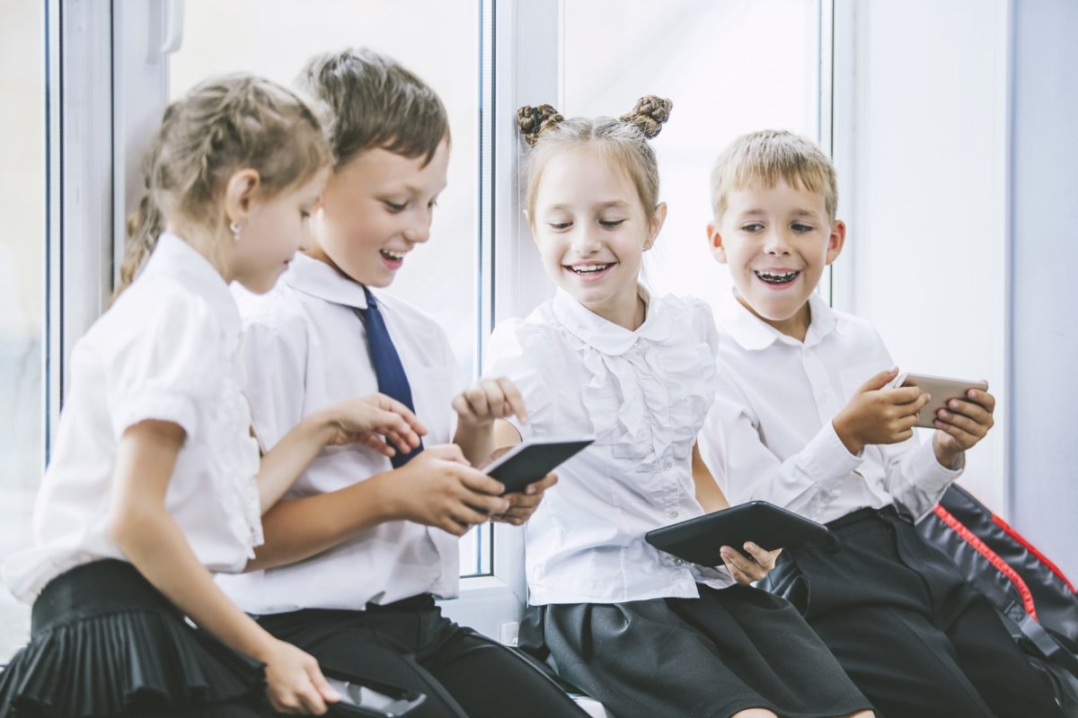 Школьник с учебниками