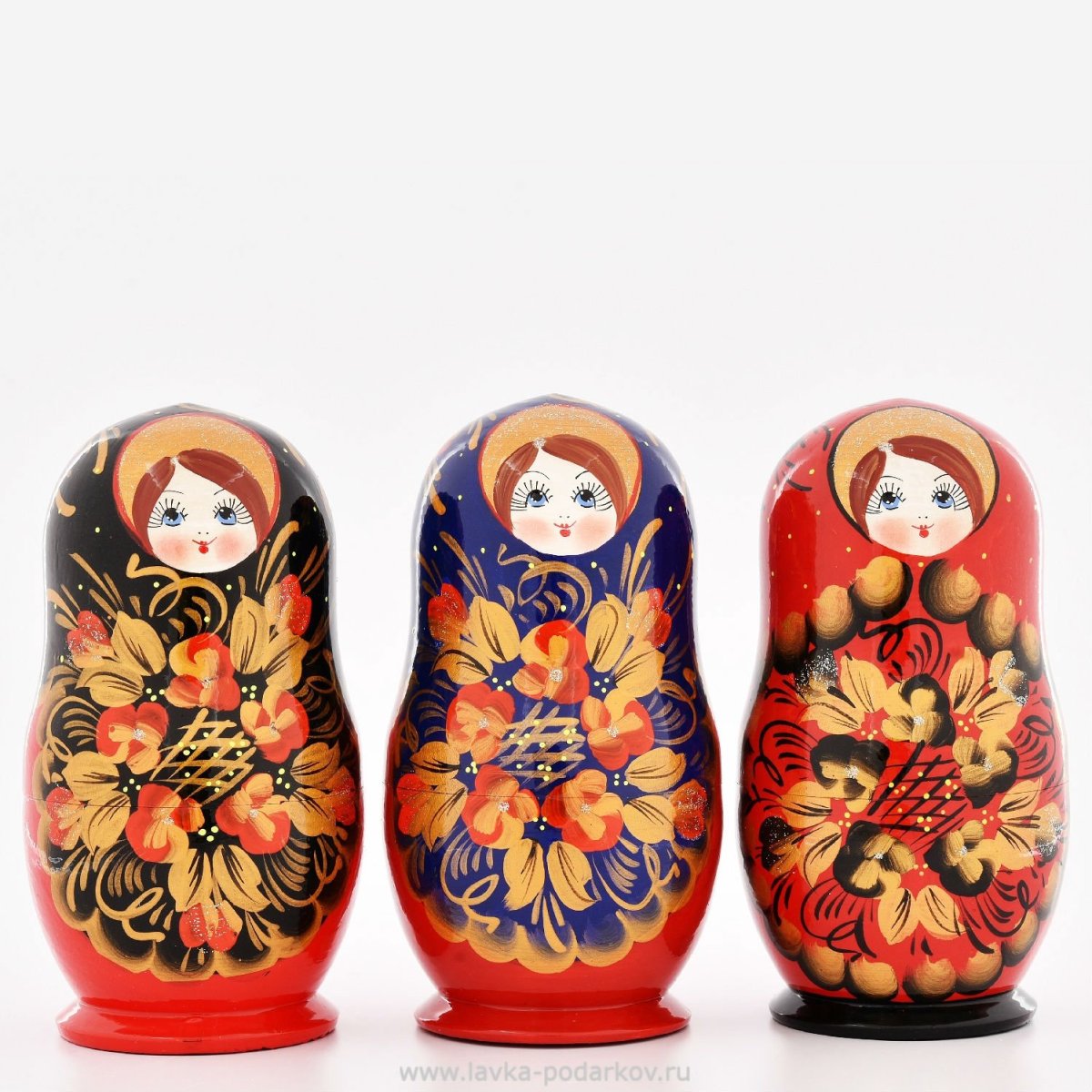 Матрешка на белом фоне