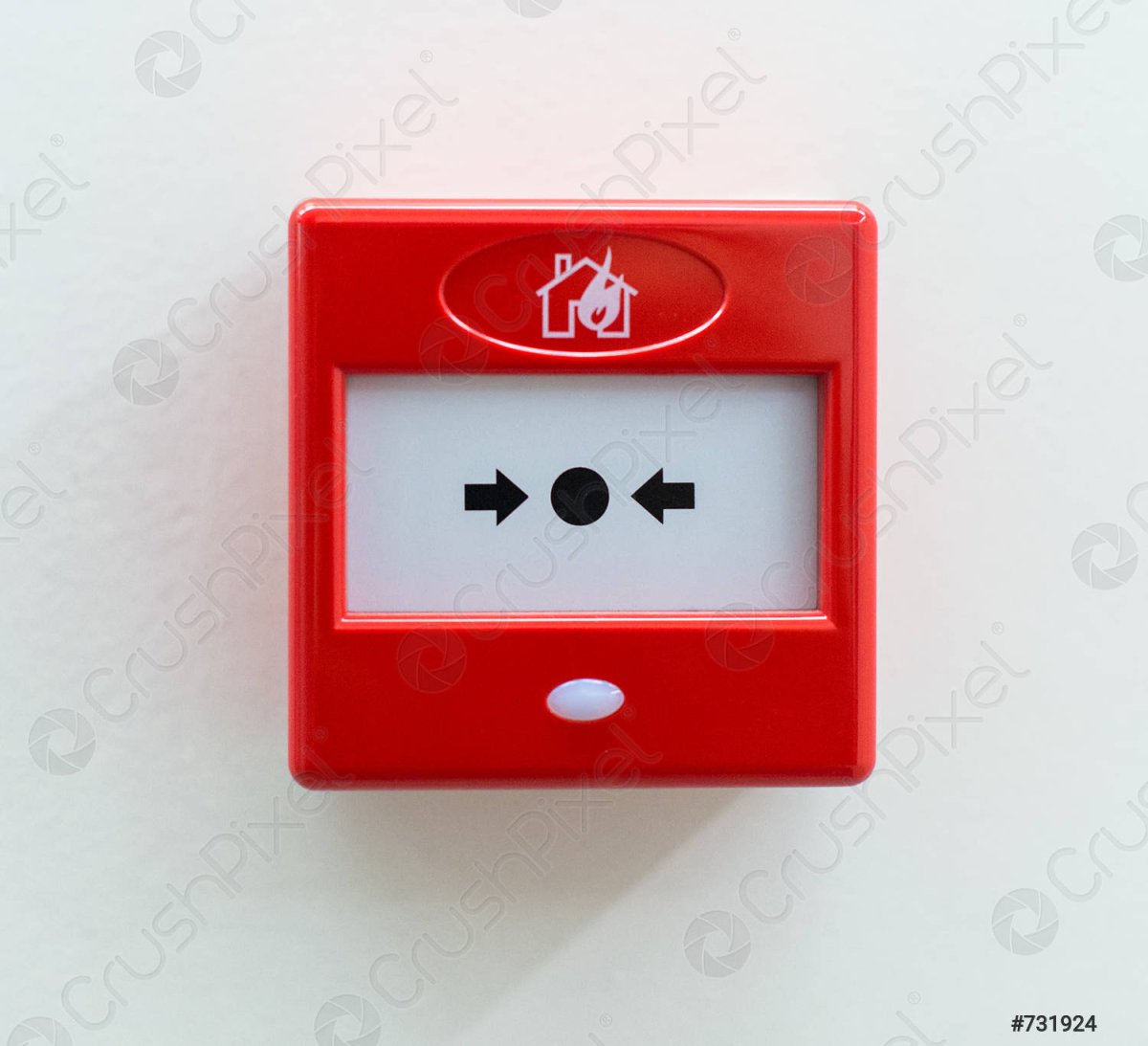 Пожарная кнопка на стене