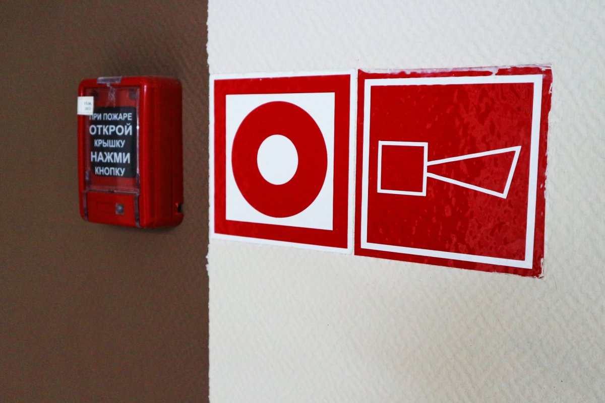 Пожарная кнопка в подъезде
