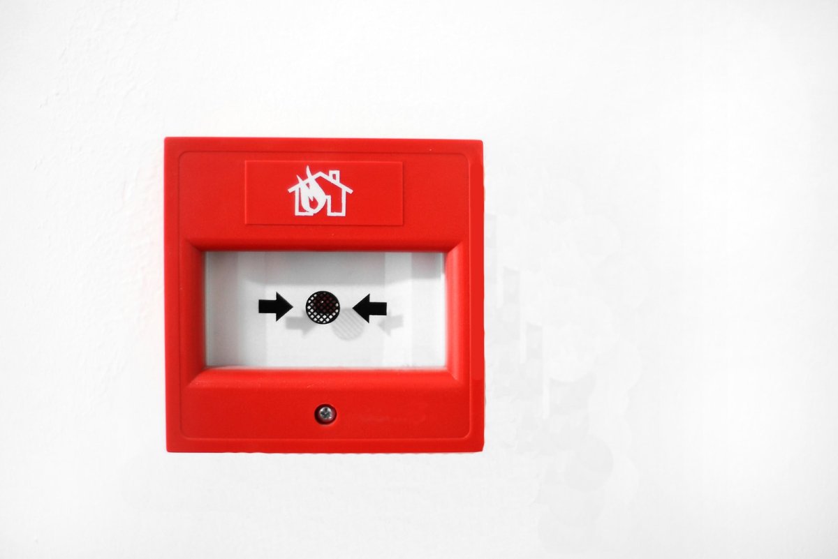 Кнопка пожарной сигнализации на стене