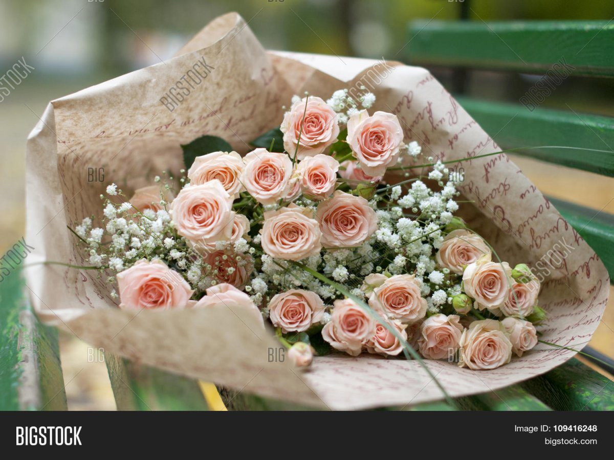 Красивый букет цветов на скамейке