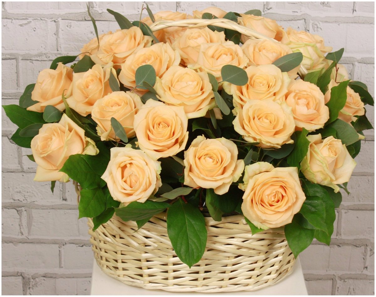 Букет роз на столе