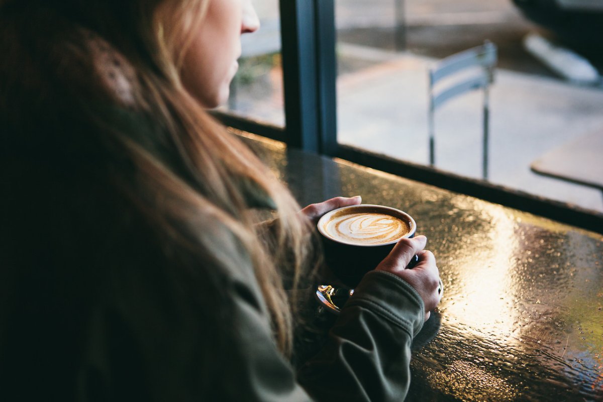 Грустная девушка в кафе