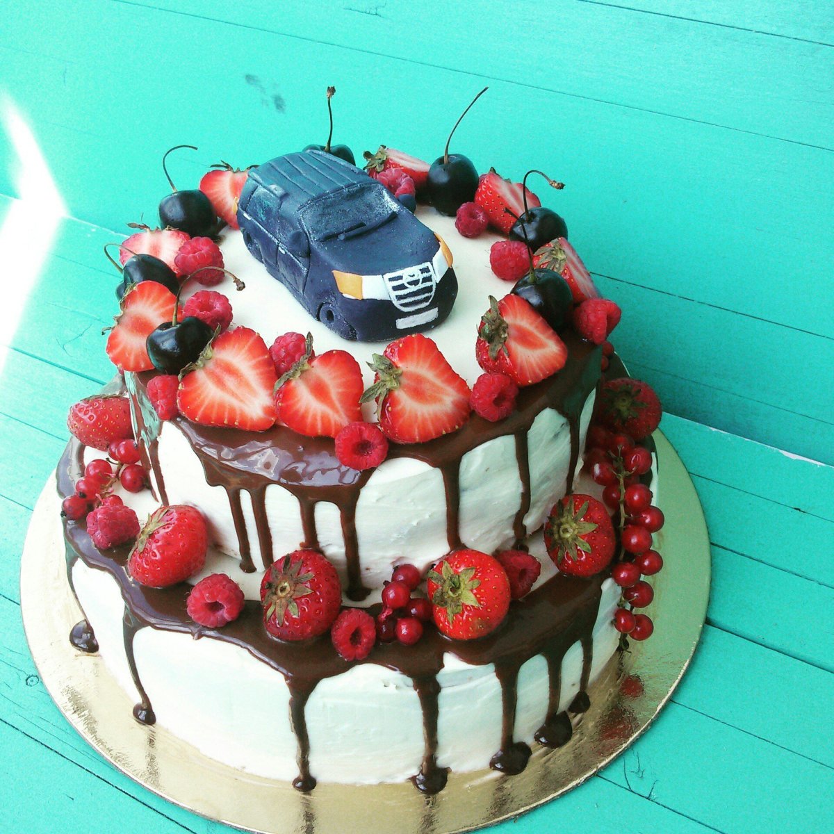 Торт с «машинками»