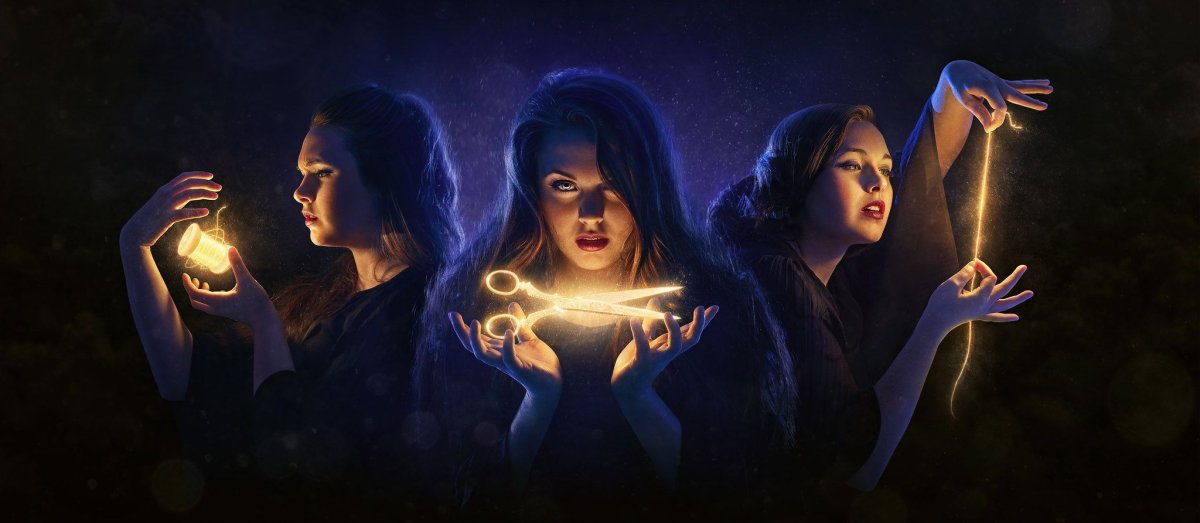 Девушка колдует руками