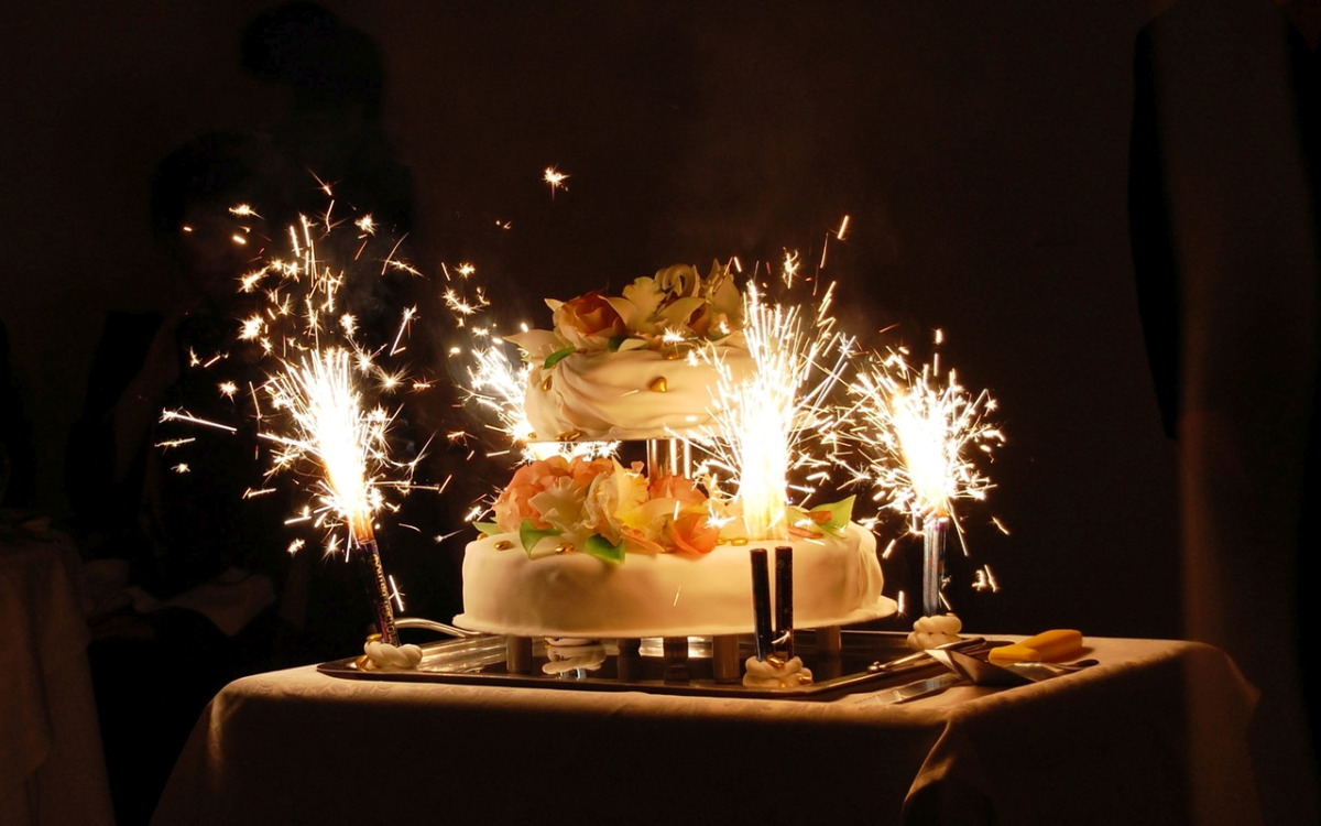 Свадебный торт с огнями