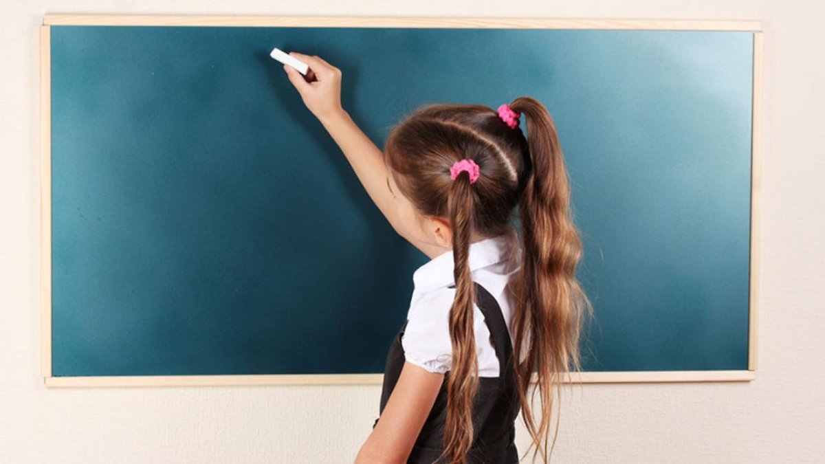 Девочка возле доски