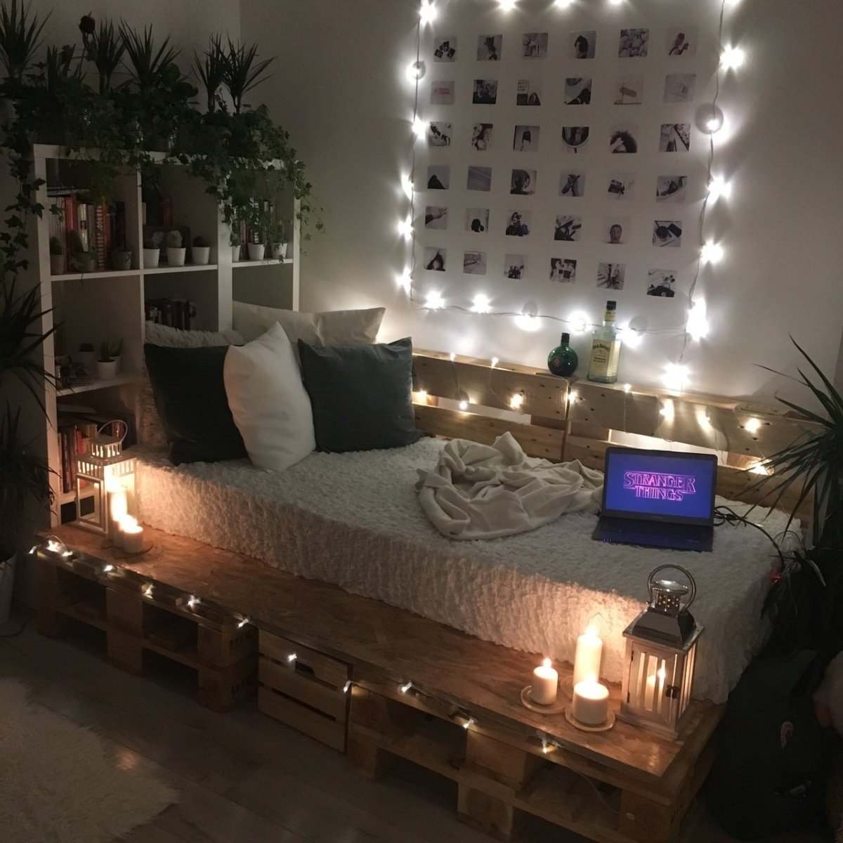 Уютная комната с гирляндами