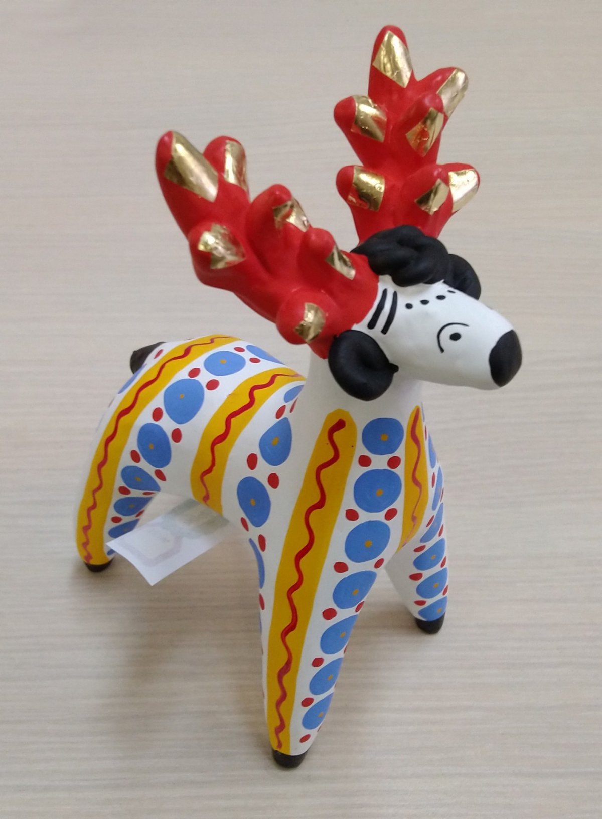 Дымковская игрушка на белом фоне