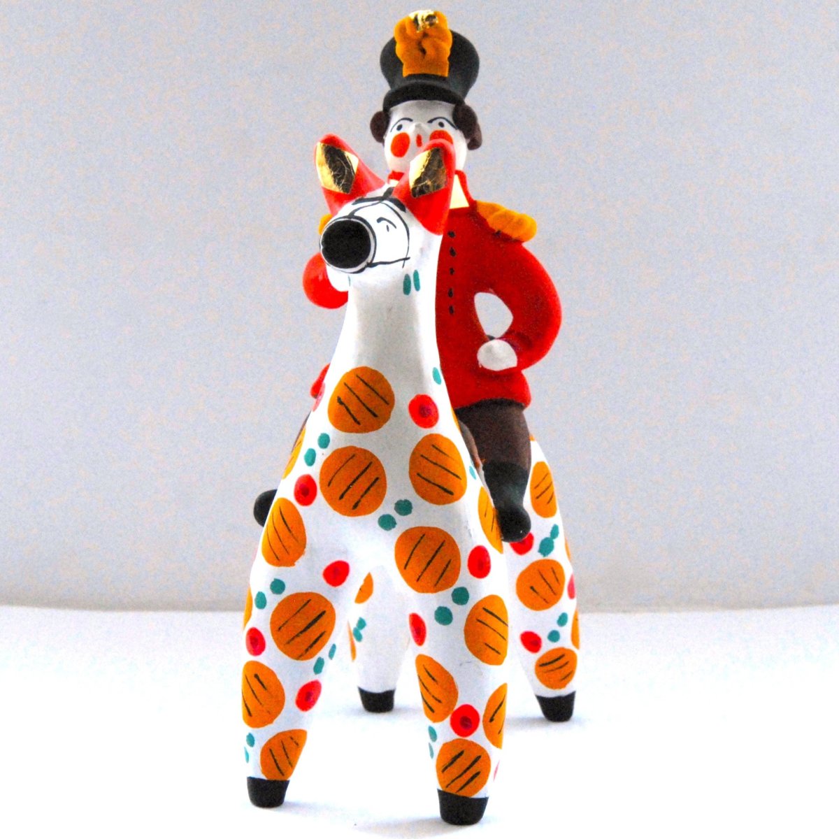 Дымковская игрушка на белом фоне