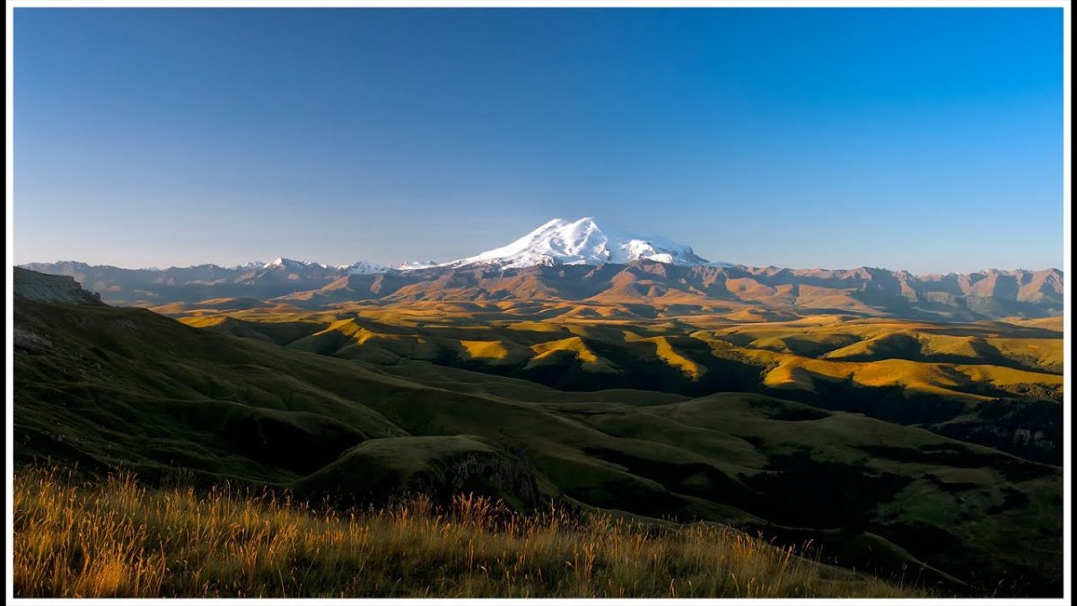 Эльбрус и кавказский хребет
