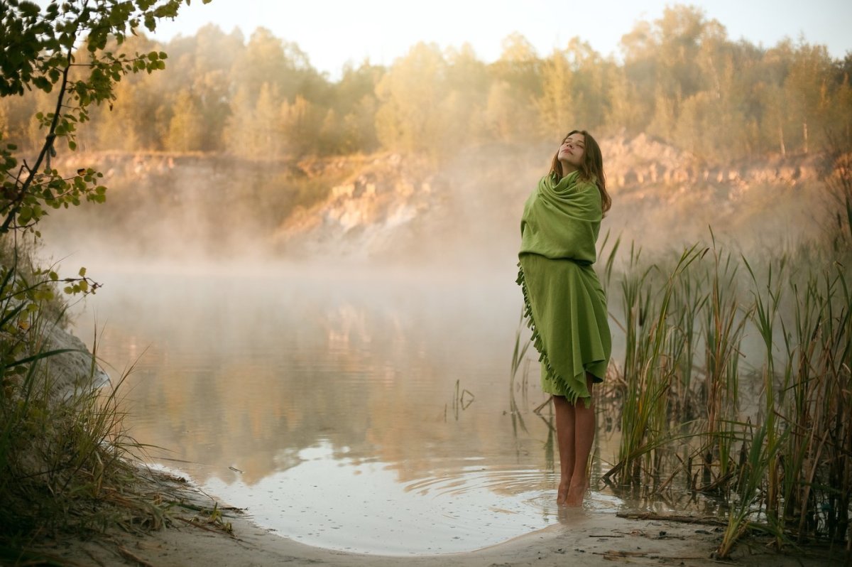 Девушка в туманном лесу