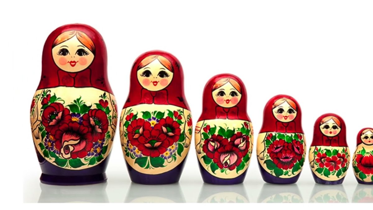 Матрешка на белом фоне