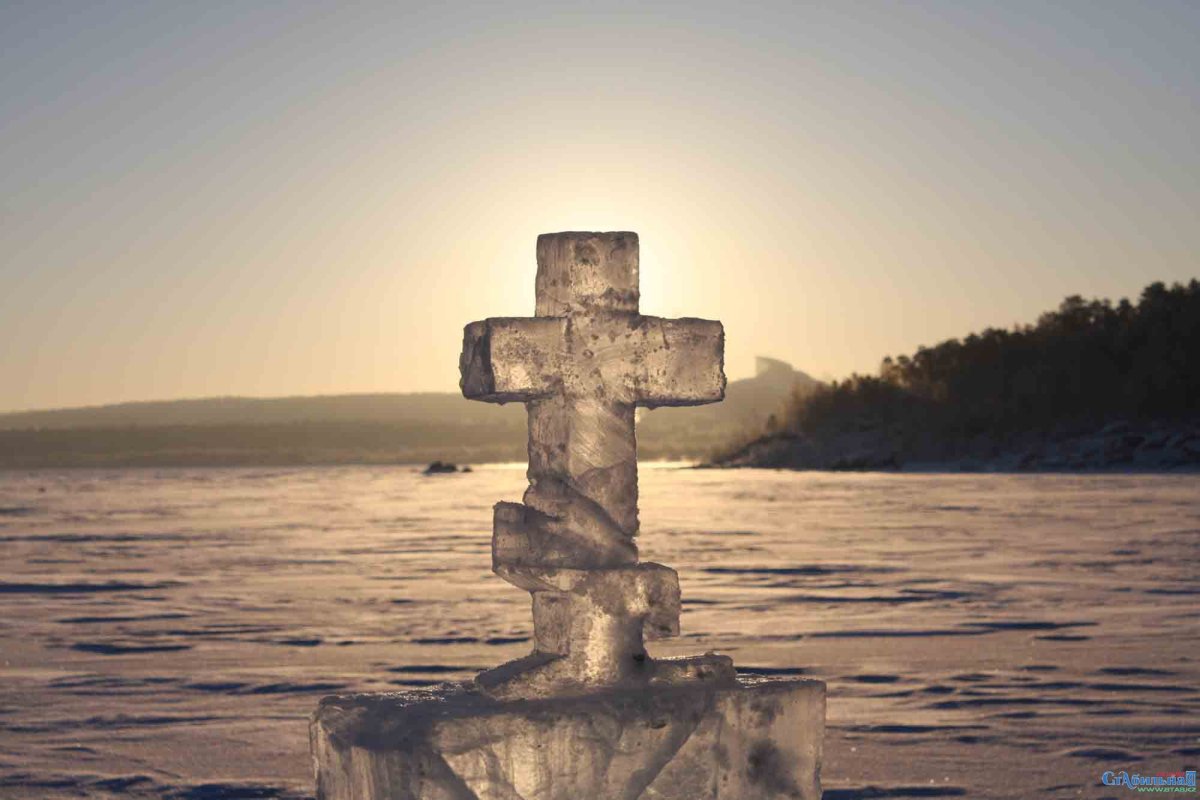 Крест в воде