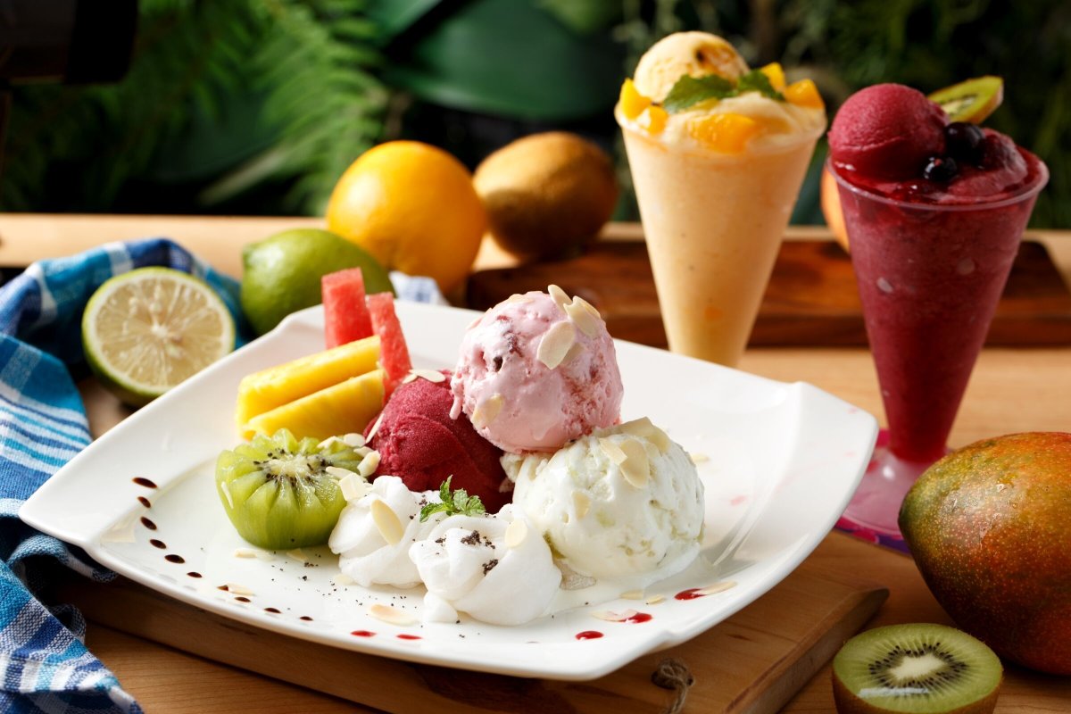 Десерт мороженое с фруктами