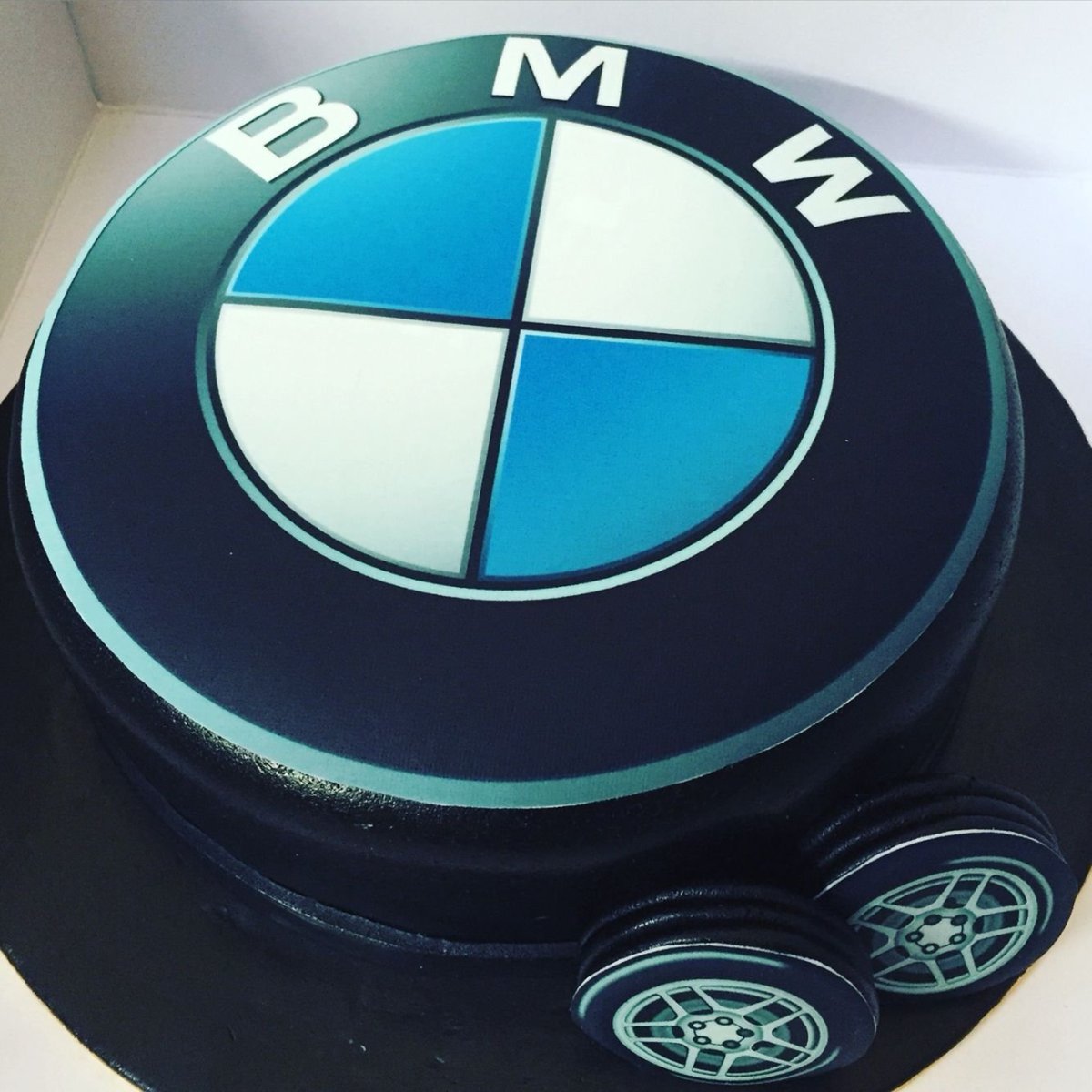 Торт БМВ i8