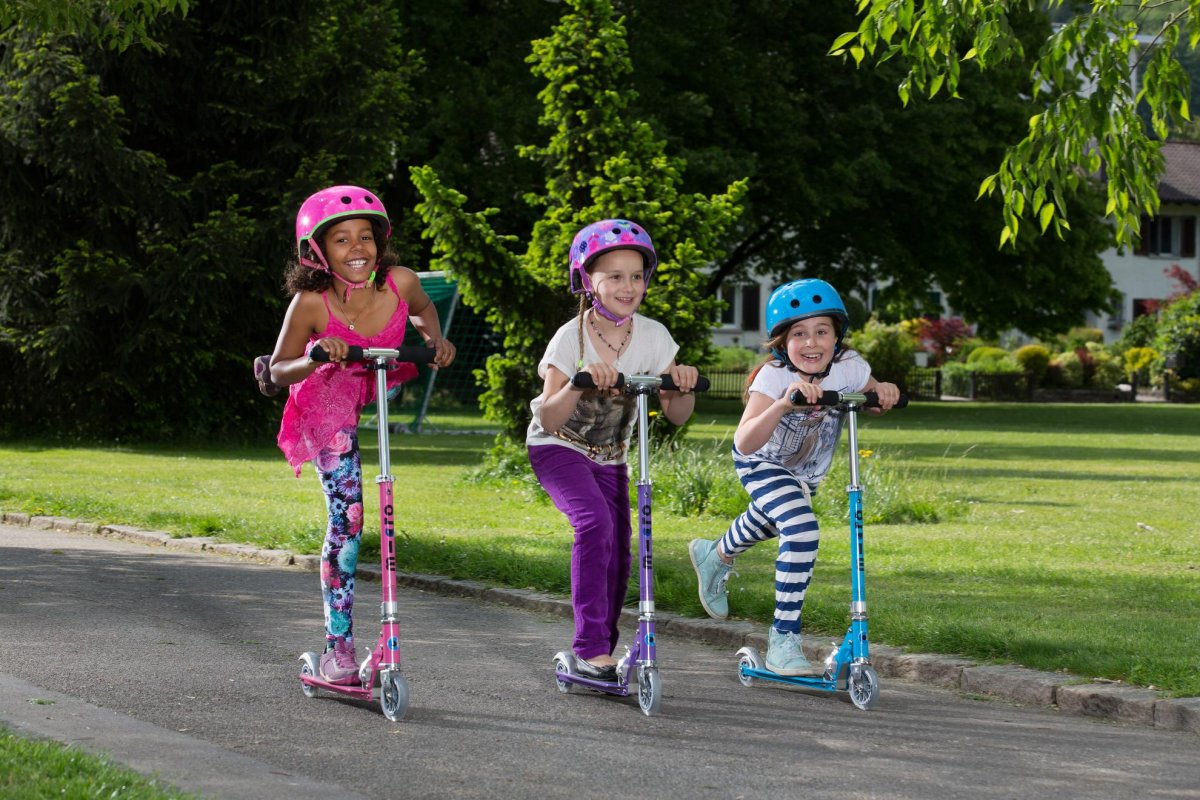 Дети катаются на самокате