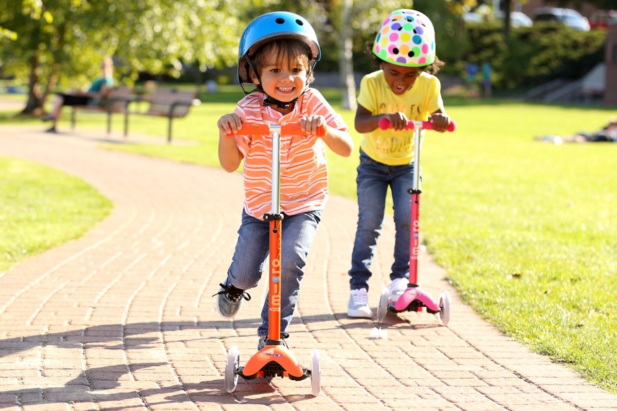 Дети катаются на самокате