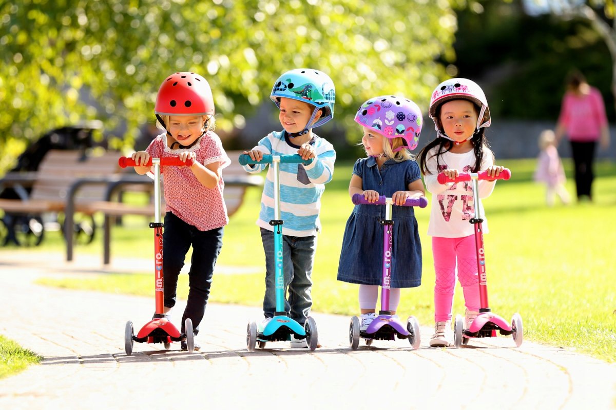 Ребенок на самокате