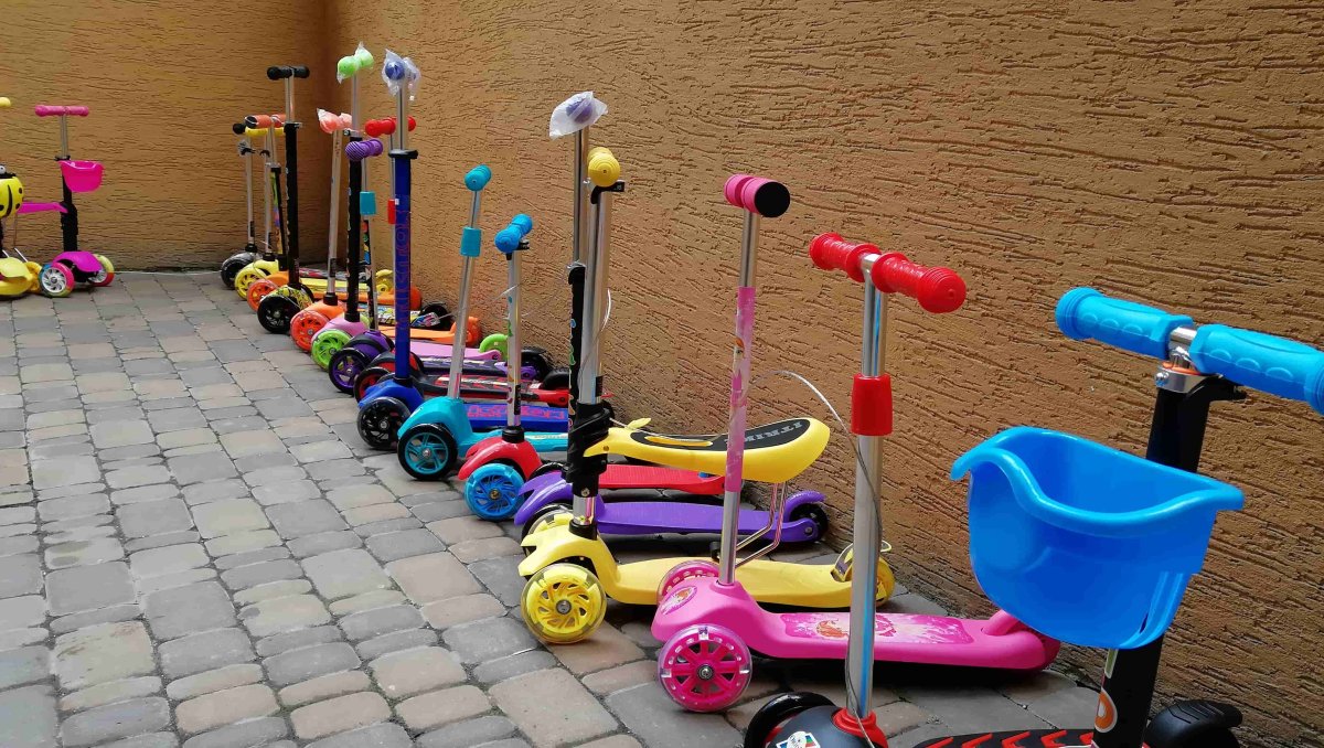 Ребенок на самокате