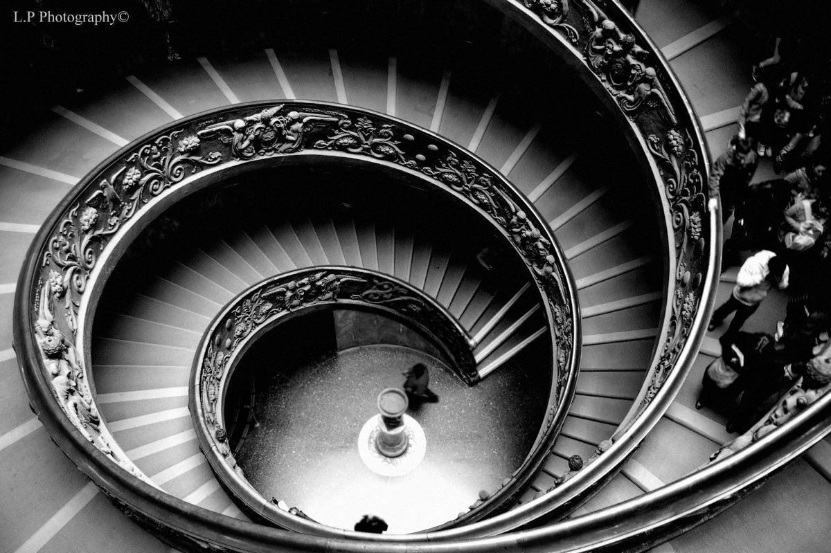 Лестница на черном фоне