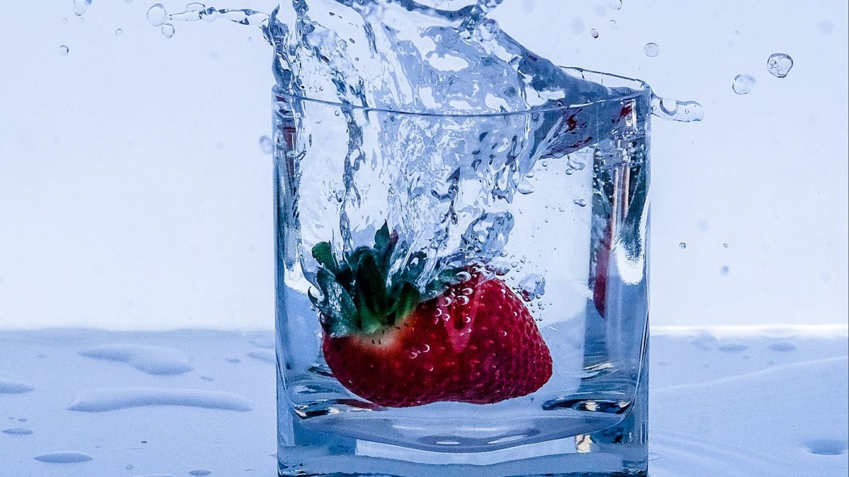 Минеральная вода в стакане