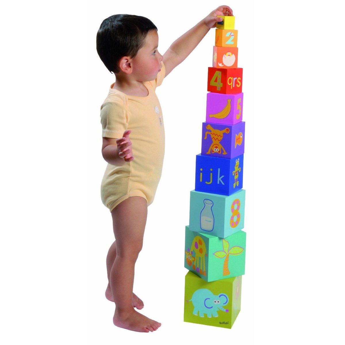 Дети строят пирамиду из кубиков