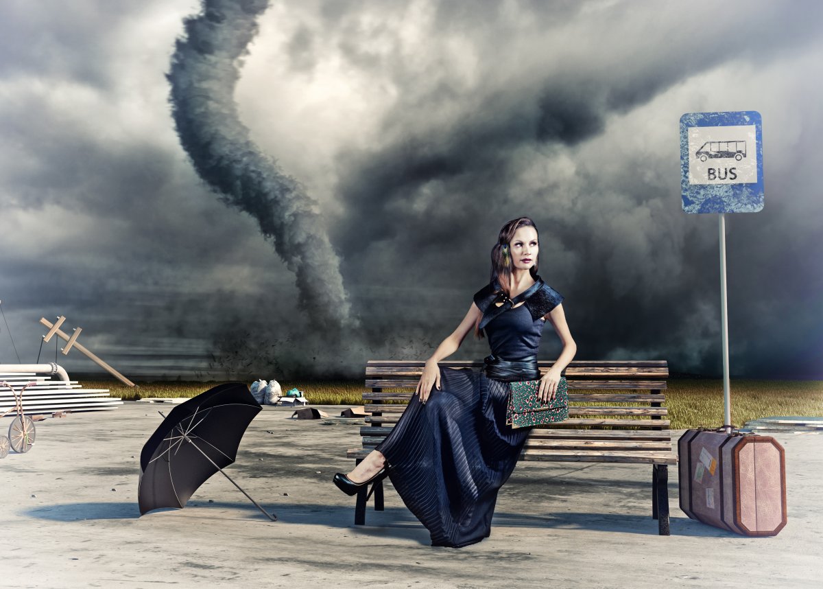 Девушка на фоне урагана