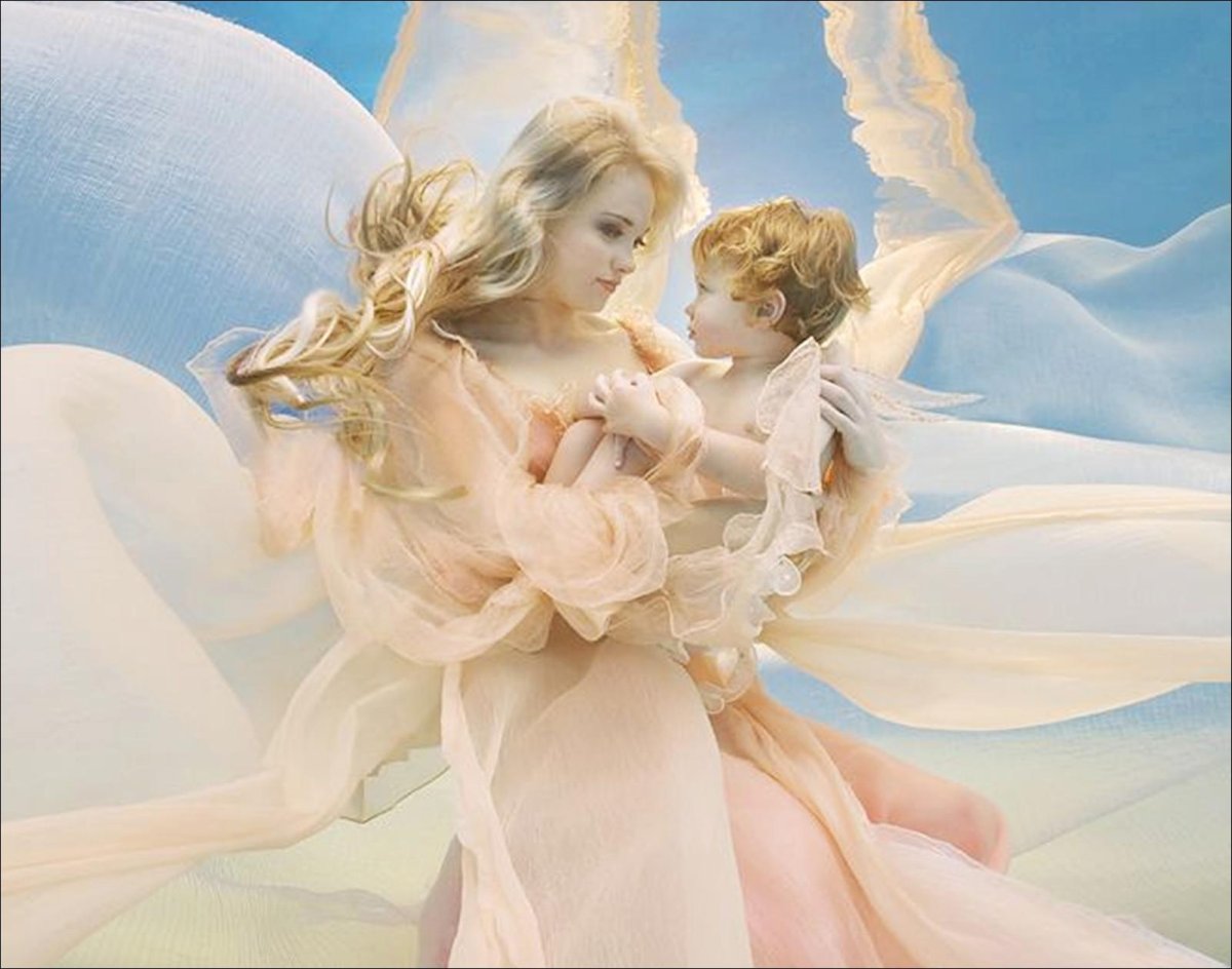 Ангел с ребенком на руках