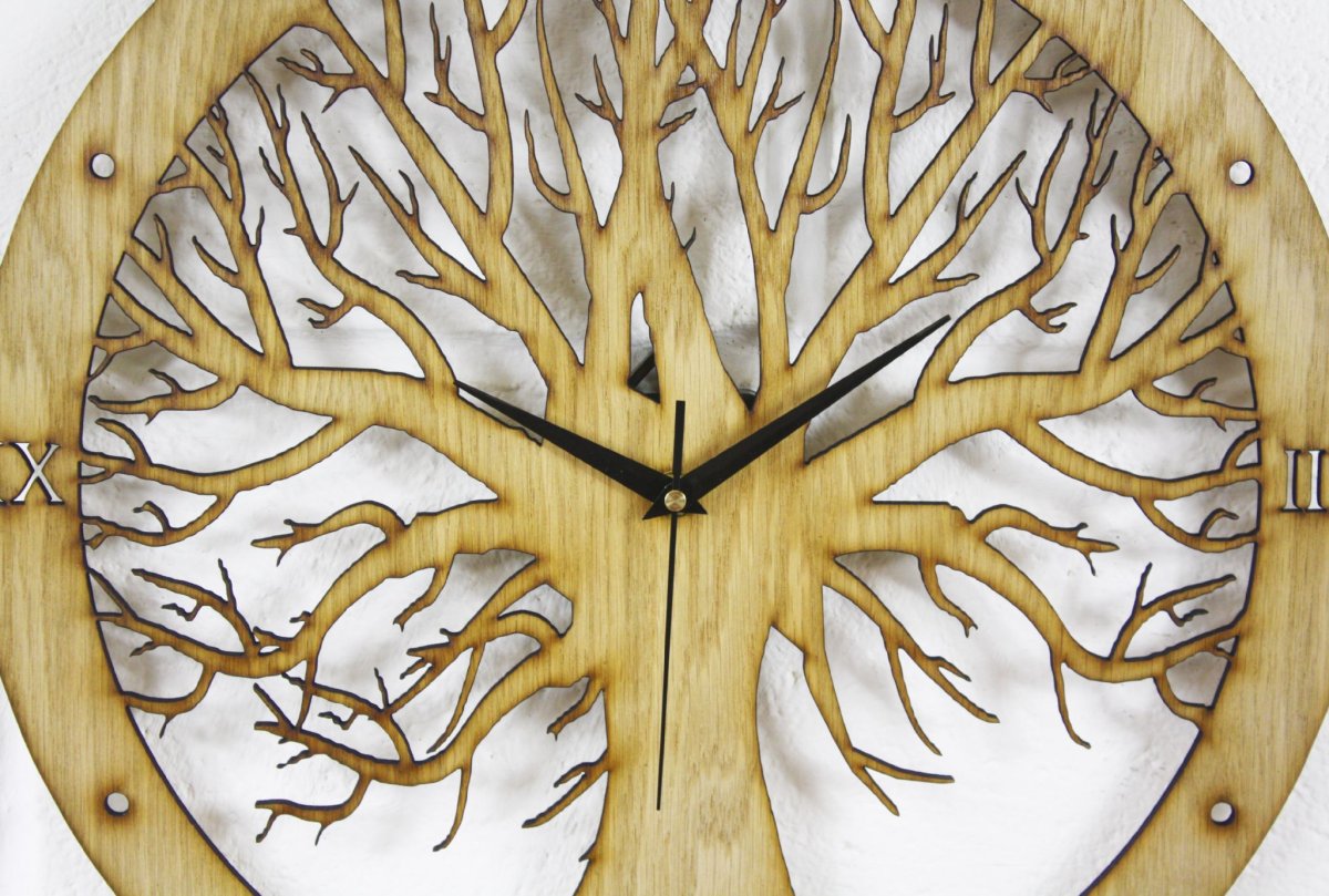 Семейный календарь из дерева