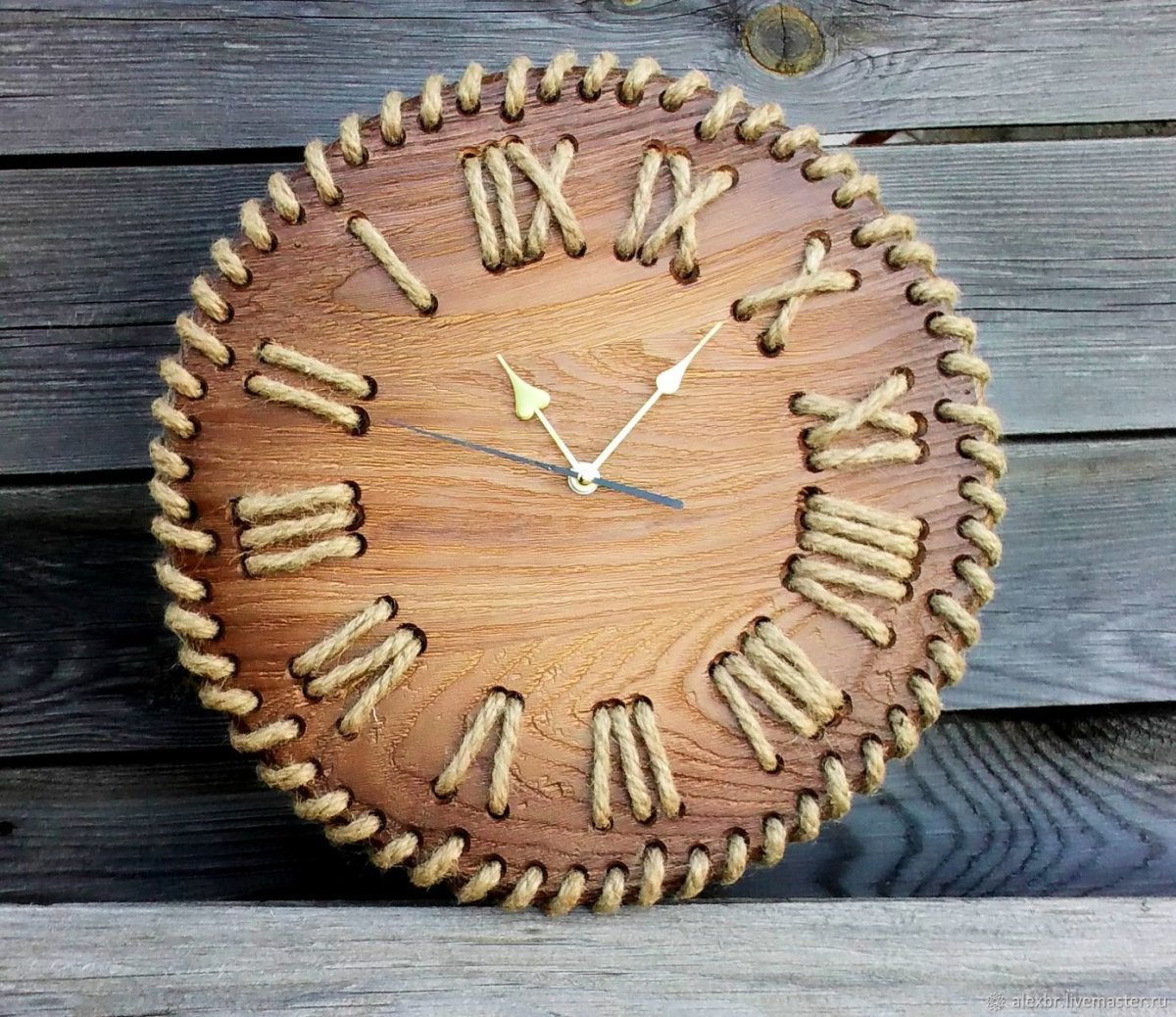 Оригинальные часы из дерева