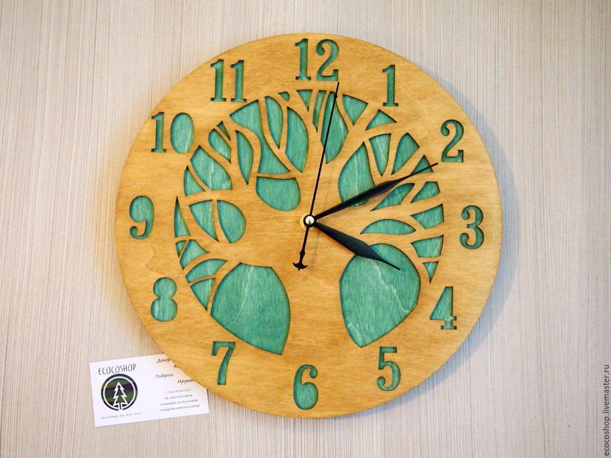 Часы деревянные с бабочками