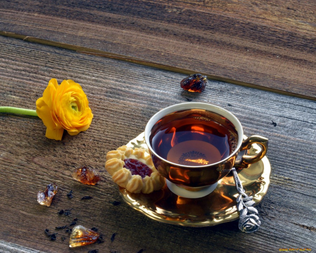 Недопитый чай на столе