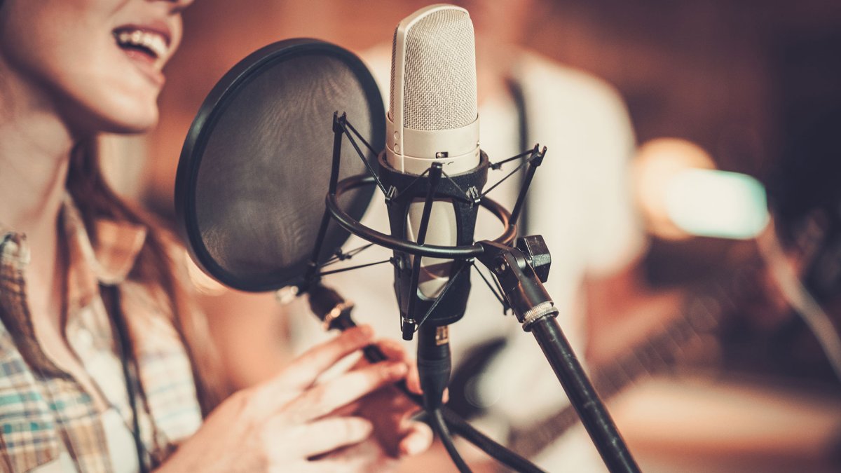 Девушка с микрофоном